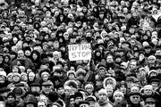 Ciudadanos ucranianos, ayer, durante una manifestación en la Plaza de la Independencia, en Kiev, Ucrania. En el cartel se lee “Putin, detente”, en alusión a la posible intervención militar de Rusia. / foto: Sergey Dolzhenko, Efe