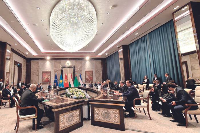 Reunión de Ministros de Relaciones Exteriores de Asia Central y la Unión Europea en Samarcanda, Uzbekistán, el 17 de noviembre. · Foto: Bahtiyar Abdulkerimov / Anadolu / AFP