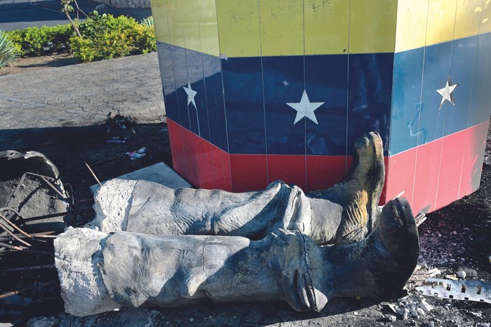 Restos de una estatua del expresidente venezolano Hugo Chávez tras una protesta opositora en Mariara, el 31 de julio. · Foto: Yuri Cortez / AFP