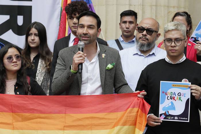 Mauricio Toro junto a integrantes de la comunidad LGBTI, este martes, en la entrada del Congreso en Bogotá. · Foto: Carlos Ortega, EFE