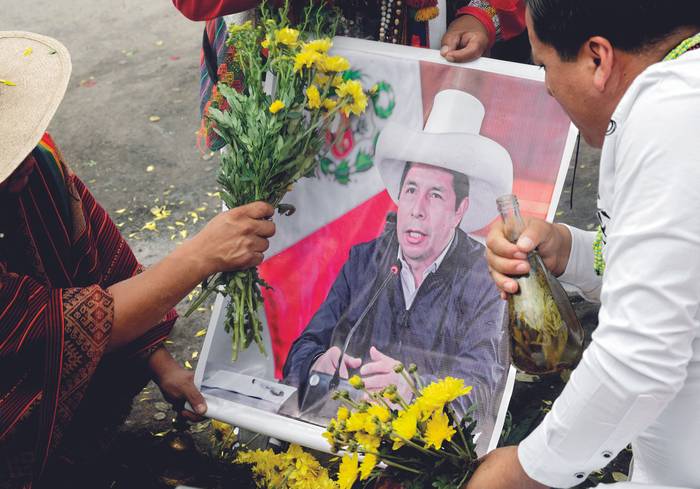 Momento en que chamanes peruanos dicen pronosticar la suerte de Pedro Castillo en el rito del 28 de diciembre de 2022.