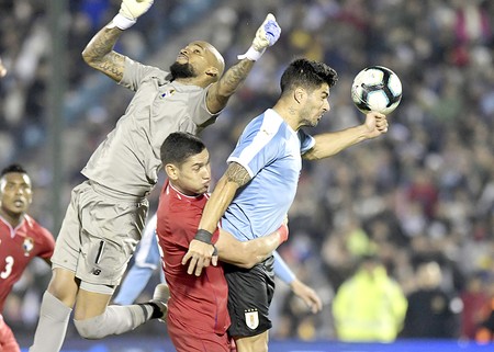 Luis Mejía, arquero de Panamá, Valentín Pimentel, de Panama, y Luis Suarez, el viernes, en el Estadio Centenario. · Foto: Sandro Pereyra Luis Mejía, arquero de Panamá, Valentín Pimentel, de Panama, y Luis Suarez, el viernes, en el Estadio Centenario. · Foto: Sandro Pereyra