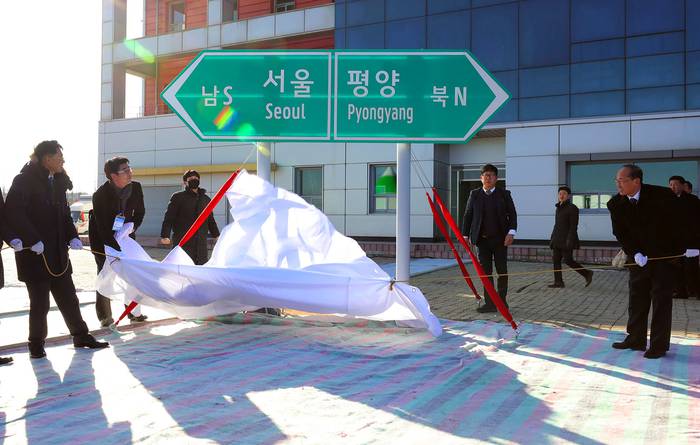 Ceremonia para reconectar y reparar carreteras y ferrocarriles en la dividida península de Corea, en la estación de Panmun, ciudad fronteriza de Kaesong, Corea del Norte. 
 · Foto: AFP