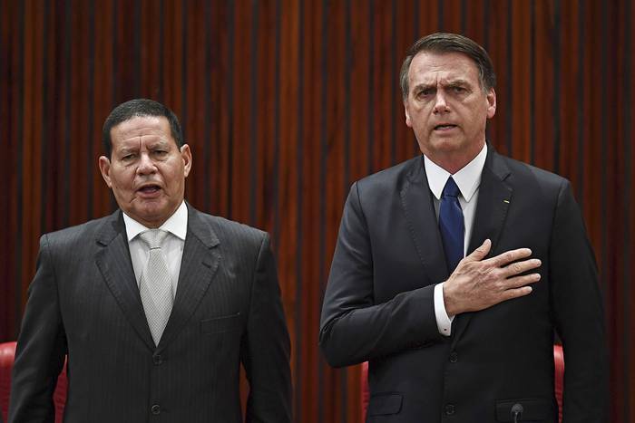 Hamilton Mourão y Jair Bolsonaro durante una ceremonia en la que recibieron un diploma que certifica que pueden asumir sus cargos, el 10 de diciembre, en Brasilia. · Foto: Evaristo Sa