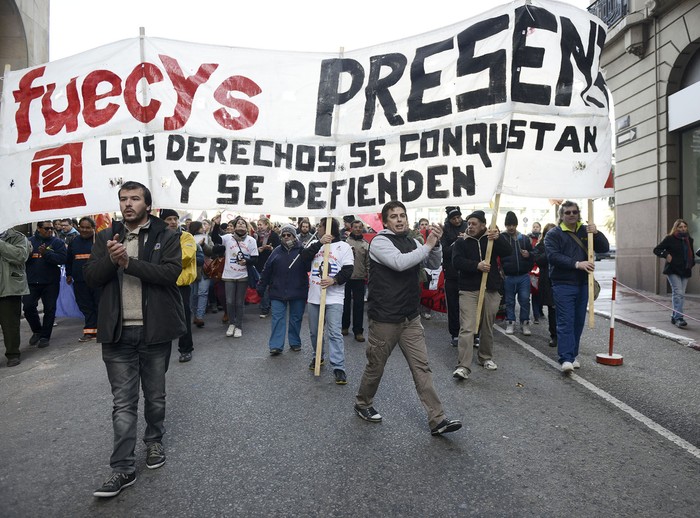 Movilización de la Federación Uruguaya de Empleados de Comercio y Servicios (FUECYS), archivo, junio de 2016. · Foto:  Santiago Mazzarovich