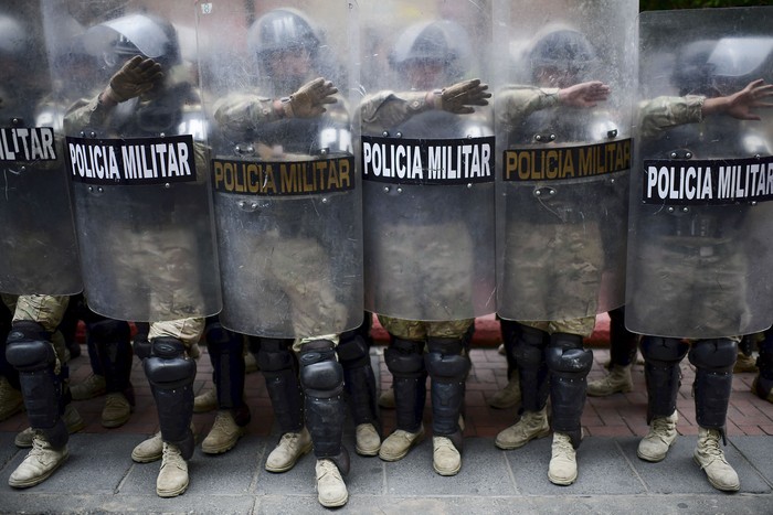 Policía militarizada boliviana durante una manifestación, el 14 de noviembre, en La Paz.
 · Foto: Ronaldo Schemidt, AFP