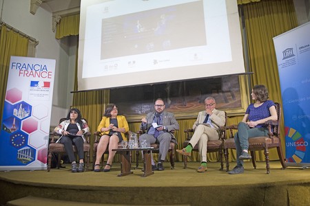 Alicia Gómez Lacuesta, Laura Motta, Guilherme Canela, Hugues Moret y Lucía Pimás, durante el lanzamiento del proyecto La vía de los siete saberes, ayer, en la Biblioteca Pedagógica Central. · Foto: Andrés Cuenca Alicia Gómez Lacuesta, Laura Motta, Guilherme Canela, Hugues Moret y Lucía Pimás, durante el lanzamiento del proyecto La vía de los siete saberes, ayer, en la Biblioteca Pedagógica Central. · Foto: Andrés Cuenca