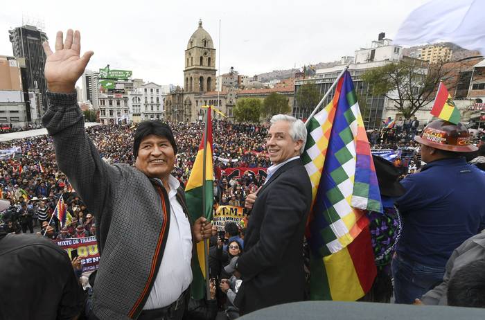 Evo Morales junto al vicepresidente, Álvaro García Linera, ayer, durante una manifestación en La Paz. 
 · Foto: Reynaldo Zaconeta, Presidencia Boliviana, AFP