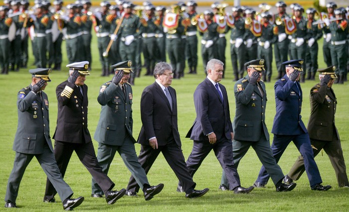 Iván Duque (d), presidente de Colombia, y Carlos Holmes Trujillo (i), el 16 de noviembre, durante una ceremonia en la que fue presentado como nuevo ministro de Defensa, en Bogotá.
 · Foto: Raúl Arboleda, AFP