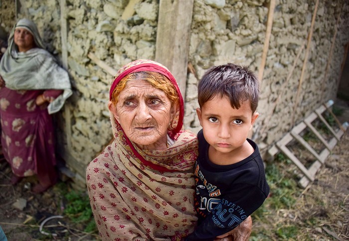 Habitantes de Cachemira luego de un bombardeo transfronterizo, en la frontera entre Pakistán e India, en el Valle de Neelum, Cachemira, el 6 de agosto. · Foto: Sajjad Qayyum