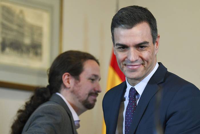 Pablo Iglesias y Pedro Sánchez, ayer, durante una conferencia de prensa en Madrid. · Foto: Gabriel Bouys, AFP