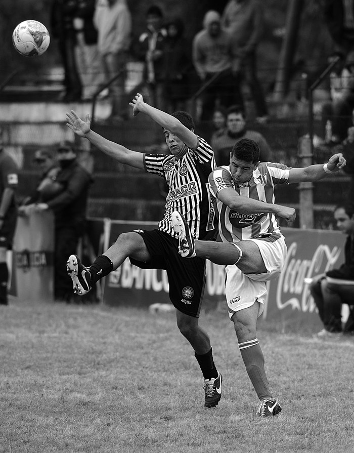 Agustín Trinidad, de Miramar Misiones, y Álvaro Mello, de Villa Teresa, en partido por la primera rueda de la Segunda División Profesional. Foto: Pablo Vignali (archivo, noviembre de 2014)