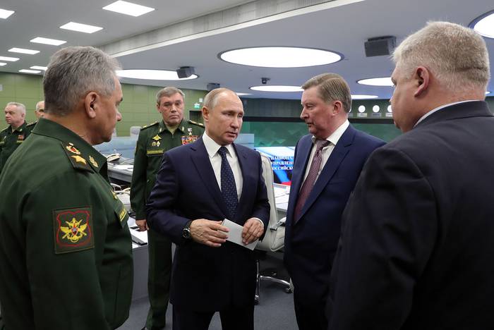 El presidente ruso, Vladimir Putin (c), visita el Centro de Control de la Defensa Nacional en Moscú, ayer.
  · Foto: Mikhail Klimentyev, Sputnik, AFP