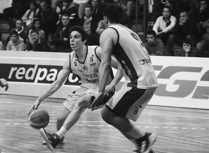 Santiago Ramirez, de Malvín, y Octavio Medina, de Hebraica y Macabi, anoche en la final sub 23, en la cancha de Tabaré. Foto: Pablo Vignali