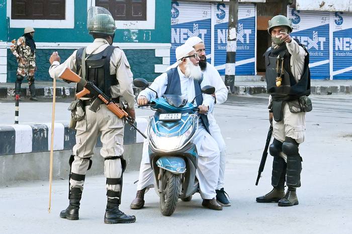 Personal de seguridad detiene a musulmanes en Srinagar, el 12 de agosto. · Foto: Tauseef Mustafa