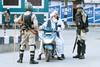 Personal de seguridad detiene a musulmanes en Srinagar, el 12 de agosto. Personal de seguridad detiene a musulmanes en Srinagar, el 12 de agosto.