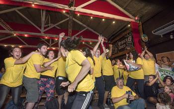 Integrantes de una cooperativa de vivienda festejan durante el sorteo de préstamos para la construcción, el viernes. Integrantes de una cooperativa de vivienda festejan durante el sorteo de préstamos para la construcción, el viernes.