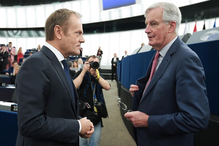 Michel Barnier (d), negociador principal del brexit, y Donald Tusk, presidente del Consejo Europeo, durante una sesión plenaria en el Parlamento Europeo, el 27 de marzo en Estrasburgo.
 · Foto: Frederick Florin