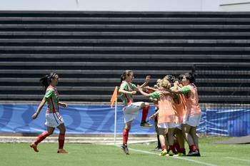 Belén Aquino festeja uno de los goles para Colón, ayer, en el estadio Charrúa. Belén Aquino festeja uno de los goles para Colón, ayer, en el estadio Charrúa.