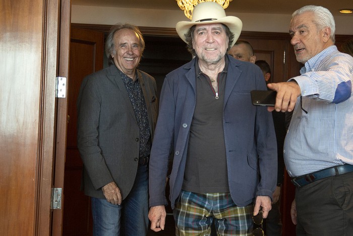 Joan Manuel Serrat y Joaquín Sabina, previo a la conferencia que brindarán el 18 de noviembre en un 
hotel de Punta Carretas.  · Foto: .