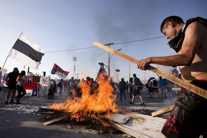 Manifestación afuera del estadio Monumental, el 29 de enero, en Santiago.
 · Foto: Claudio Reyes, AFP