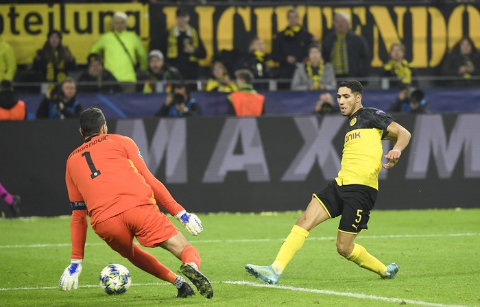 Jugada en la cual Achraf Hakimi del Borussia Dortmund vence a Samir Handanovic para marcar el tercer gol, ayer, por el Grupo F de la UEFA Champions League.  · Foto: Ina Fassbender, AFP