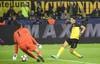 Jugada en la cual Achraf Hakimi del Borussia Dortmund vence a Samir Handanovic para marcar el tercer gol, ayer, por el Grupo F de la UEFA Champions League. · Foto: Ina Fassbender, AFP Jugada en la cual Achraf Hakimi del Borussia Dortmund vence a Samir Handanovic para marcar el tercer gol, ayer, por el Grupo F de la UEFA Champions League. · Foto: Ina Fassbender, AFP