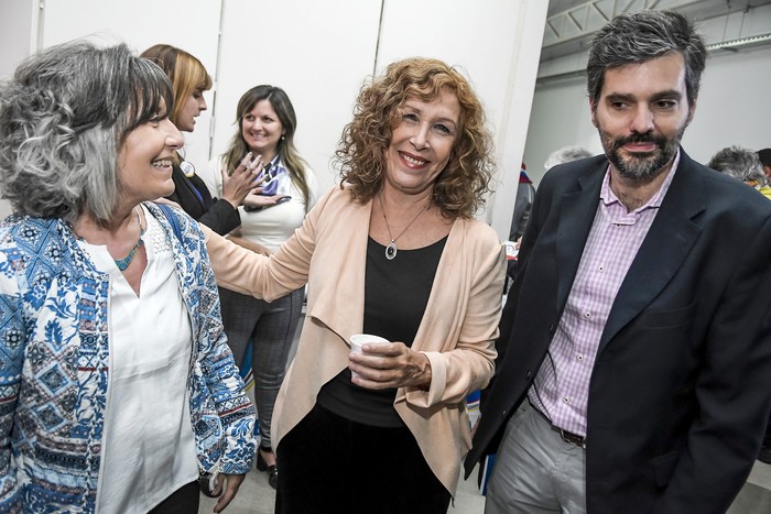 Mariella Mazzotti, Constanza Moreira y Rafael Paternain, durante el acto de lanzamiento de campaña 2019 de Casa Grande, ayer, en la sede del FA.
 · Foto: Javier Calvelo, adhocFOTOS