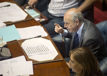 Javier García, durante la votación de la censura al ministro del Interior, Eduardo Bonomi, ayer, en la Cámara de Senadores. · Foto: Andrés Cuenca Javier García, durante la votación de la censura al ministro del Interior, Eduardo Bonomi, ayer, en la Cámara de Senadores. · Foto: Andrés Cuenca