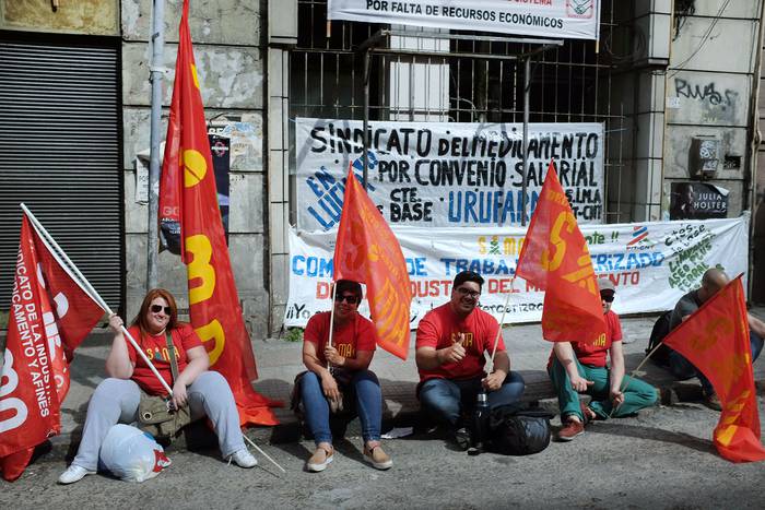 Manifestantes de SIMA frente a la DINATRA, (archivo, octubre de 2016). · Foto: Pablo Vignali