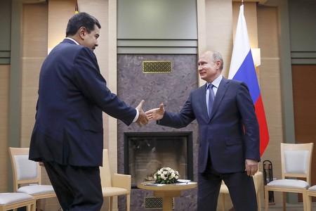 Nicolás Maduro y Vladimir Putin, en la residencia estatal Novo-Ogaryovo, en Moscú, el 5 de diciembre . · Foto: Maxim Shemetov Nicolás Maduro y Vladimir Putin, en la residencia estatal Novo-Ogaryovo, en Moscú, el 5 de diciembre . · Foto: Maxim Shemetov
