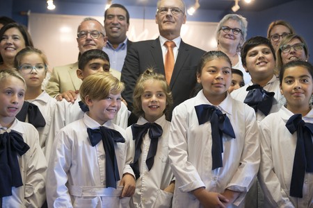 Escolares y autoridades al término de la firma del convenio para la introducción del idioma francés en la enseñanza pública primaria, entre la Administración Nacional de Educación Pública y las embajadas de Bélgica, Canadá, Francia y Suiza. · Foto: Santiago Mazzarovich Escolares y autoridades al término de la firma del convenio para la introducción del idioma francés en la enseñanza pública primaria, entre la Administración Nacional de Educación Pública y las embajadas de Bélgica, Canadá, Francia y Suiza. · Foto: Santiago Mazzarovich