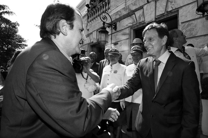 Eduardo Paes, alcalde saliente de Río de Janeiro, y Marcelo Crivella, durante la transferencia
del cargo en el Ayuntamiento de Río de Janeiro, ayer. Foto: Beth Santos, Afp
