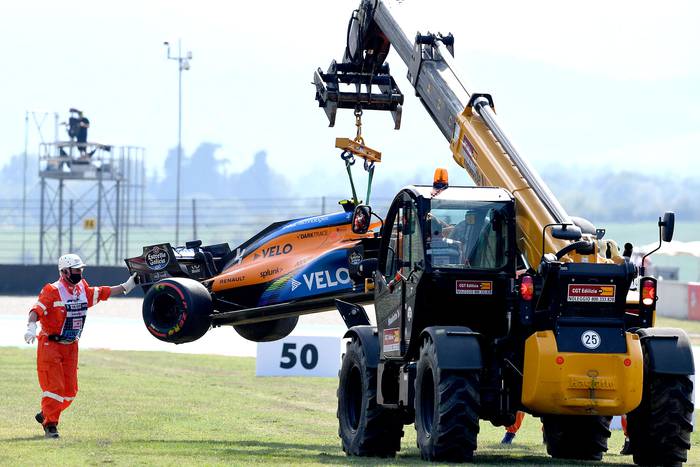 Accidente de Lando Norris, de McLaren, durante la segunda sesión de entrenamientos en el circuito de Mugello, antes del Gran Premio de Fórmula Uno de Toscana, el 11 de septiembre, en Scarperia. · Foto: Claudio Giovannini / POOL / AFP