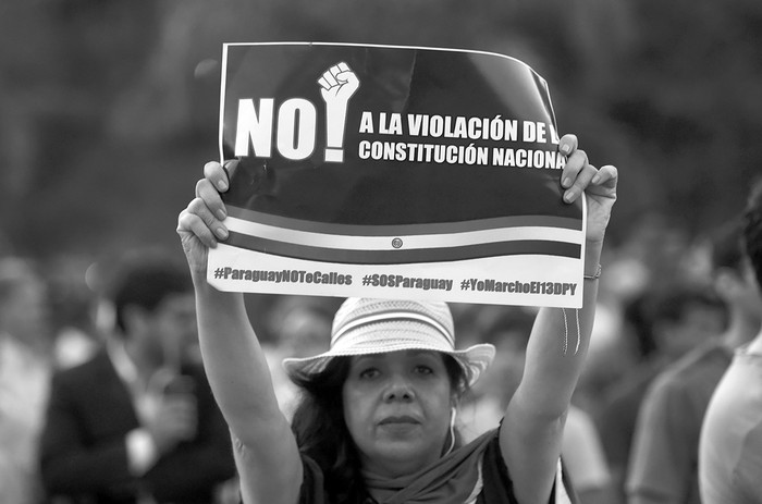 Miles de paraguayos protestan contra la enmienda constitucional que permite
la reelección presidencial, el martes, en Asunción. • norberto duarte, afp