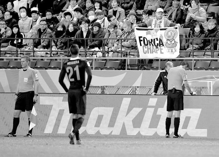 El árbitro del partido entre Atlético Nacional de Medellín y Kashima Antlers dialoga con el árbitro asistente
de video, ayer, en el estadio Suita City de Osaka. • foto: toshifumi kitamura, afp