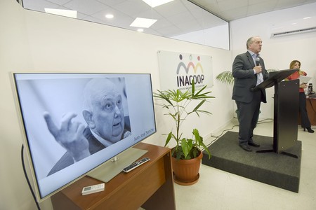 Ernesto Murro, durante la celebración del décimo aniversario de la Ley General de Cooperativas 18.407, en la sede del Instituto Nacional del Cooperativismo.
· Foto: Federico Gutiérrez Ernesto Murro, durante la celebración del décimo aniversario de la Ley General de Cooperativas 18.407, en la sede del Instituto Nacional del Cooperativismo.
· Foto: Federico Gutiérrez