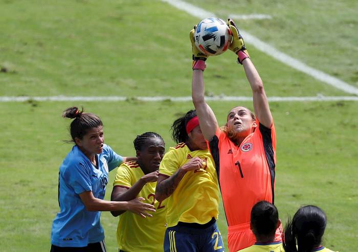 Catalina Pérez arquera de Colombia atrapa el balón ante Uruguay, durante un partido amistoso de fútbol femenino, en el estadio del Deportivo Cali en Cali, Colombia (28.11.2021). · Foto: Ernesto Guzmán Jr / EFE