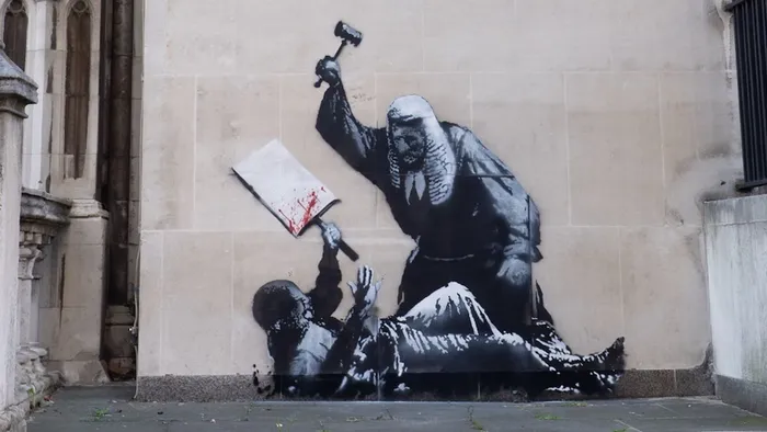 Banksy sobre una pared de la Royal Court of Justice de Londres. Foto: Redes Sociales.