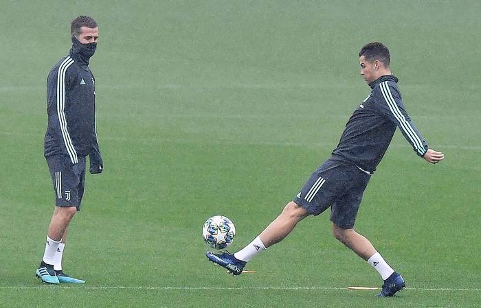 Miralem Pjanic y Cristiano Ronaldo, de Juventus, durante una sesión de entranamiemto, en Turin. (archivo, octubre de 2019)



 · Foto: Alessandro di Marco, EFE