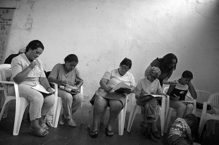 Taller de lectoescritura  en el marco del programa Rutas de Salida del Ministerio de Desarrollo Social,  en el barrio Casabó.  (archivo, marzo de 2006)
 · Foto: Ricardo Antúnez