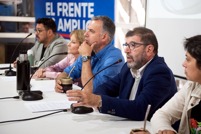 Alejandro Sánchez, Carolina Cosse, Yamandú Orsi, Fernando Pereira y Verónica Piñeiro, el 9 de octubre, en la reunión de trabajo para la planificación de la campaña del Frente Amplio. · Foto: Gianni Schiaffarino