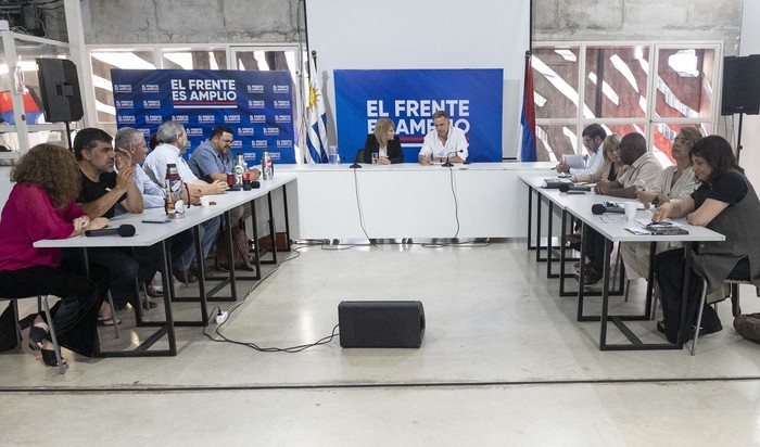 Reunión de la fórmula del Frente Amplio con los senadores electos, el 31 de octubre, en La Huella de Seregni. · Foto: Alessandro Maradei