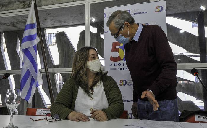 María José Rodríguez y Ricardo Ehrlich, el 7 de agosto, en el último plenario del Frente Amplio. · Foto: Federico Gutiérrez