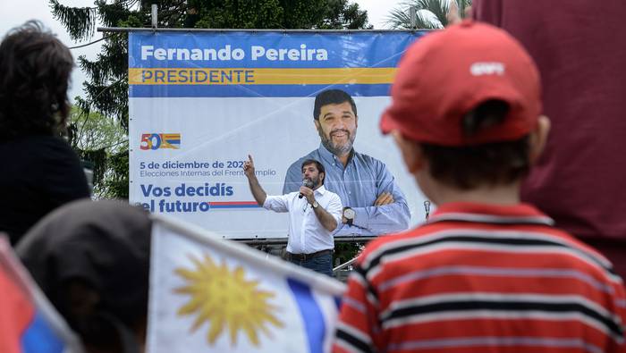 Fernando Pereira en un acto del Frente Amplio en la plaza Lafone (archivo, octubre de 2021). · Foto: Agustina Saubaber