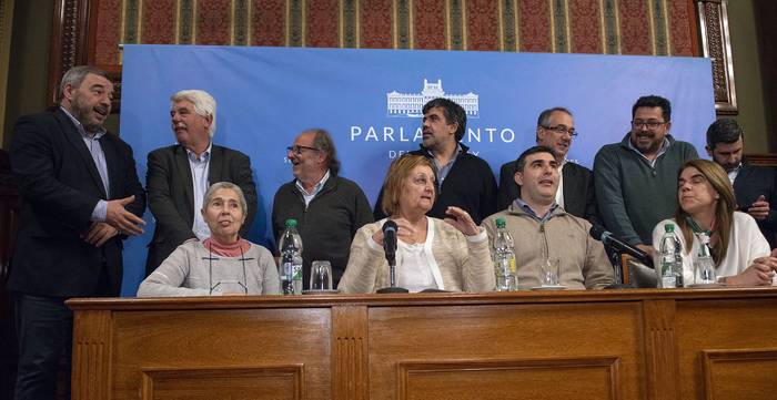 Conferencia de prensa del Frente Amplio, este lunes, en el Parlamento. · Foto: Alessandro Maradei
