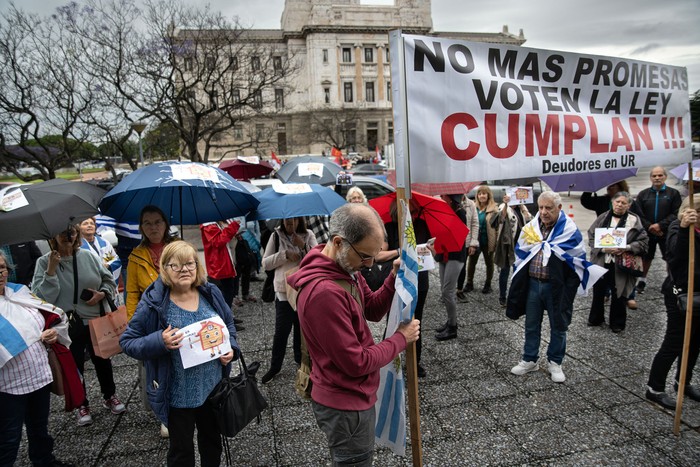Manifestación de deudores en UR frente al Palacio Legislativo. (archivo, diciembre de 2023) · Foto: Mara Quintero