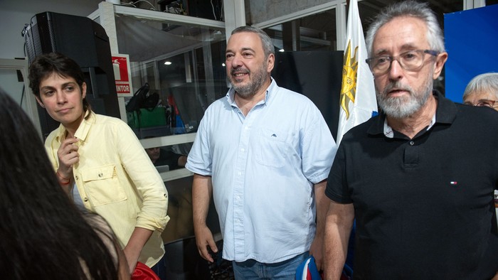 Verónica Piñeiro, Mario Bergara y Salvador Schelotto, el 10 de febrero, en La Huella de Seregni. · Foto: Gianni Schiaffarino