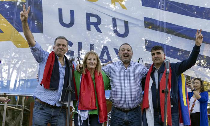 Yamandú Orsi, Carolina Cosse, Mario Bergara y Andrés Lima, en el Buceo (19.11.2023). · Foto: Ernesto Ryan