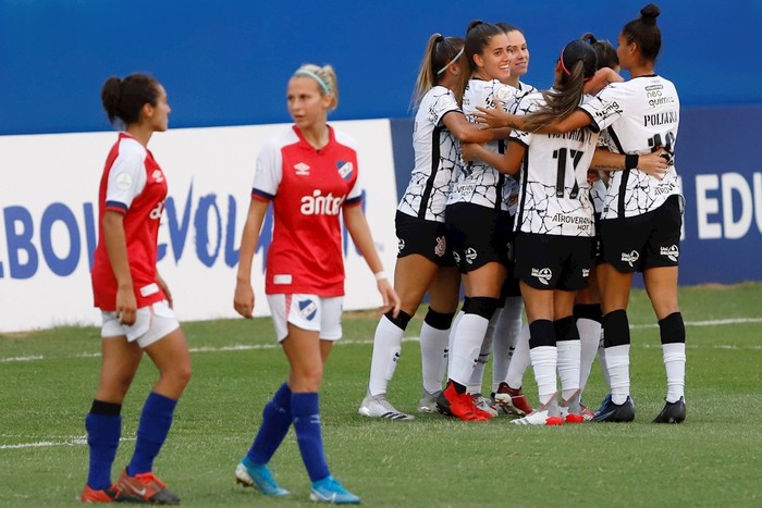 Jugadoras de Corinthians celebran un gol, en el partido de la Copa Libertadores Femenina entre Corinthians y Nacional en el estadio Arsenio Erico en Asunción (Paraguay). · Foto: Nathalia Aguilar, EFE